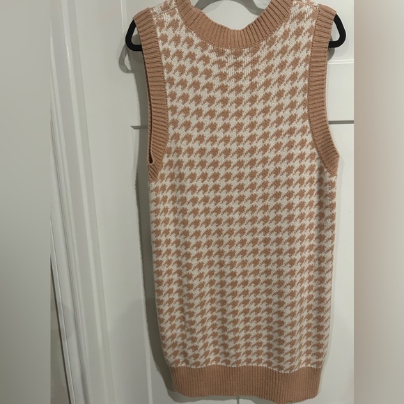 Abercrombie & Fitch - Picture 3 of 4